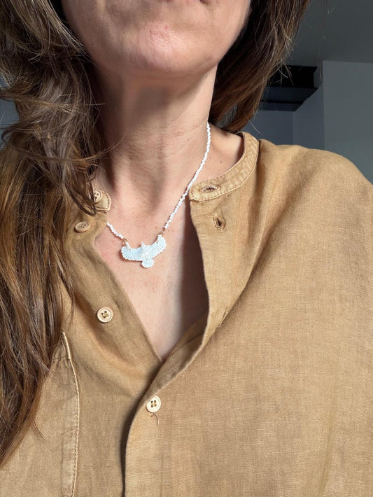 Collier amulette Eagle nacre
