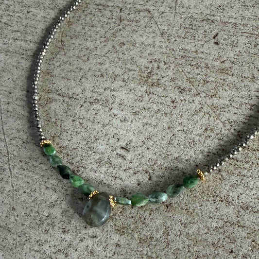 Collier Mantra précieux pyrite, perles ovales diopside, goutte labradorite - Le Monde est Stone