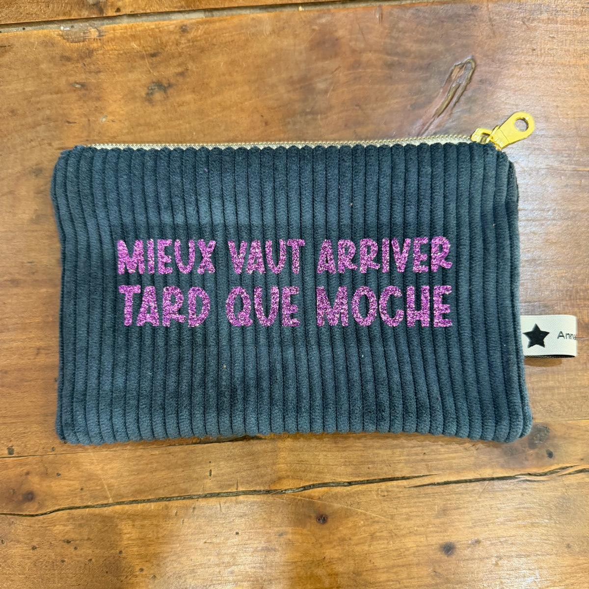 Slogan sleeve "Better to arrive late than ugly" No. 19