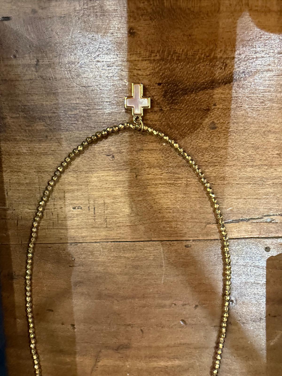 Collier amulette croix nacre