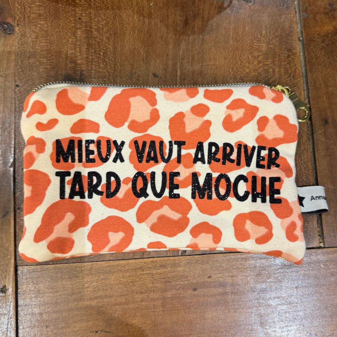 Pochette Mieux vaut arriver tard que moche n°2