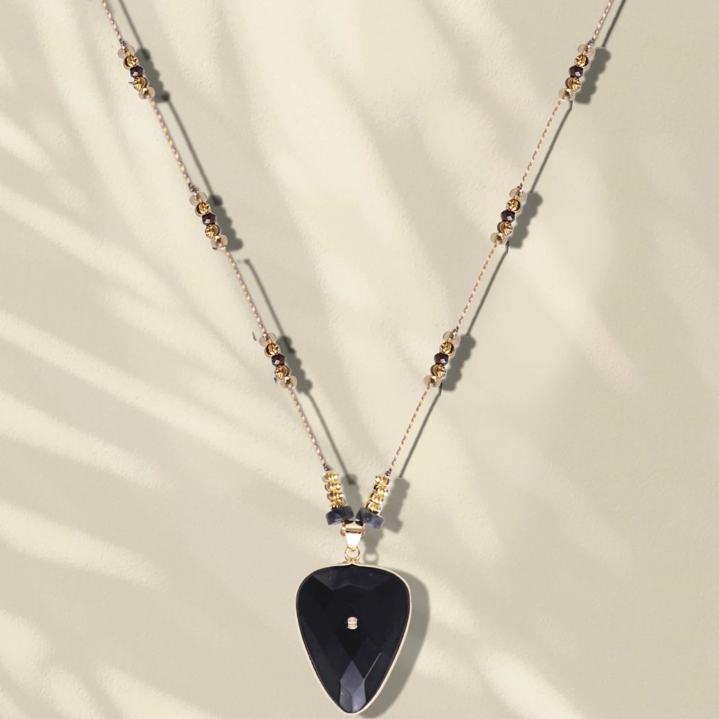 Collier Shardana Onyx noir sur cordon - Lo et Ma