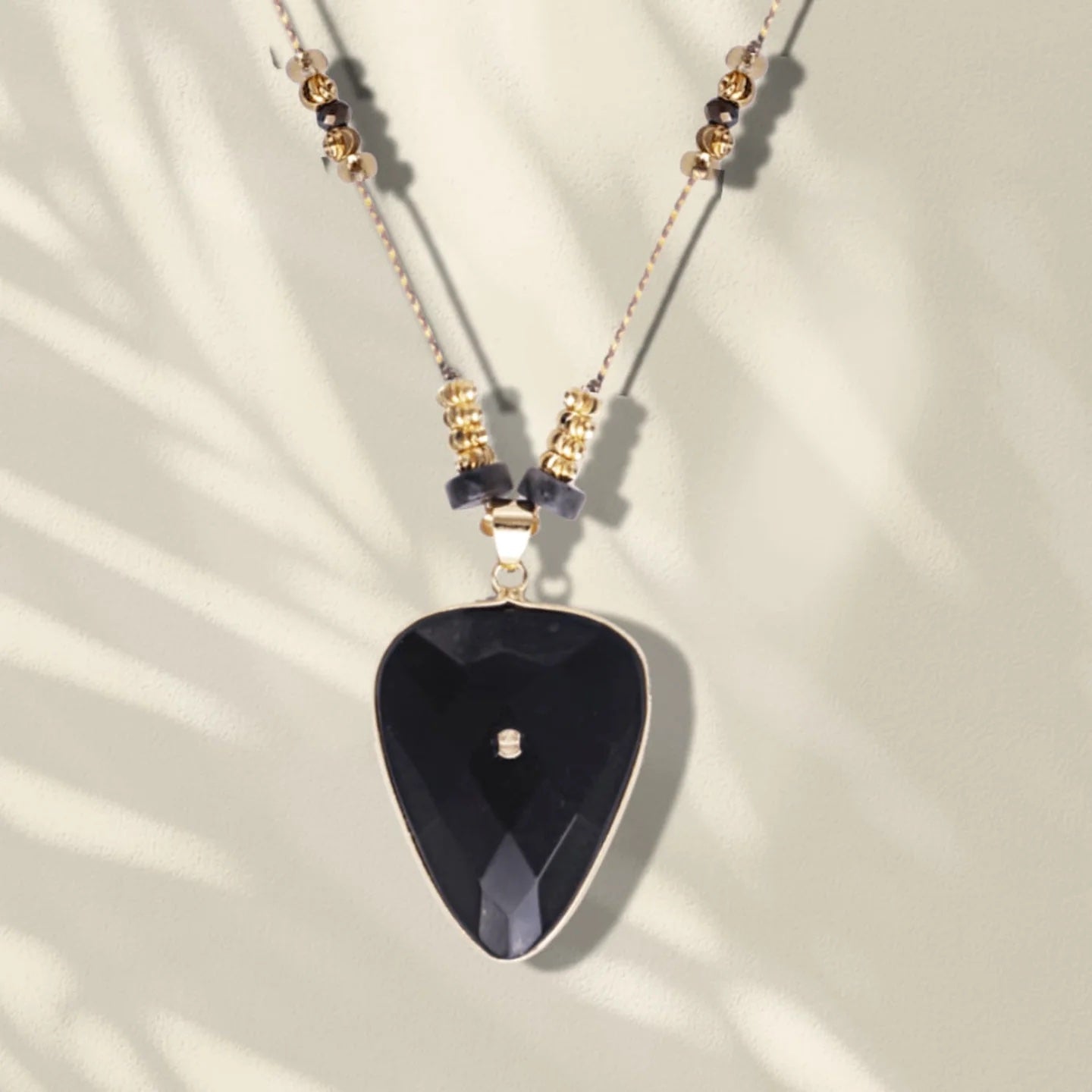 Collier Shardana Onyx noir sur cordon - Lo et Ma