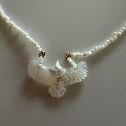 Collier amulette Eagle nacre - Le Monde est Stone