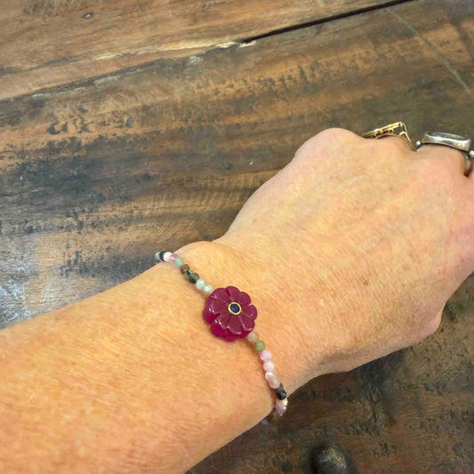 Bracelet simple flower rubis indien - Le Monde est Stone