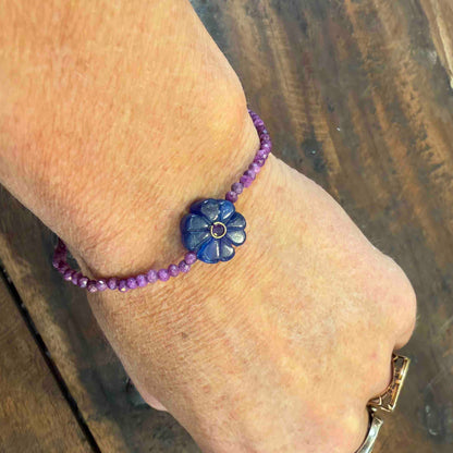 Bracelet simple flower jade bleue  - Le Monde est Stone