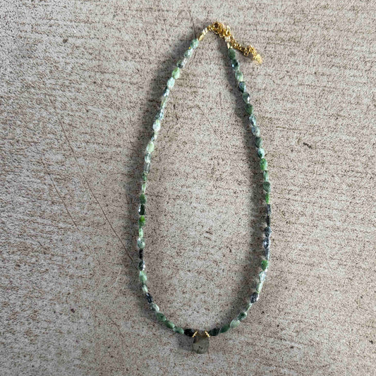 Collier Mantra précieux perles diopside verte, pendentif labradorite - Le Monde est Stone