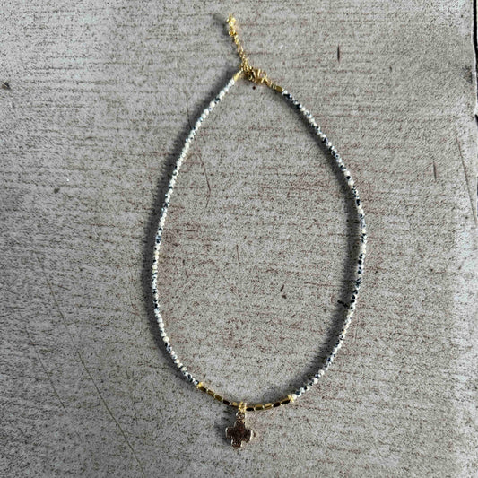 Collier Mantra précieux jaspe dalmatien, pendentif croix - Le Monde est Stone
