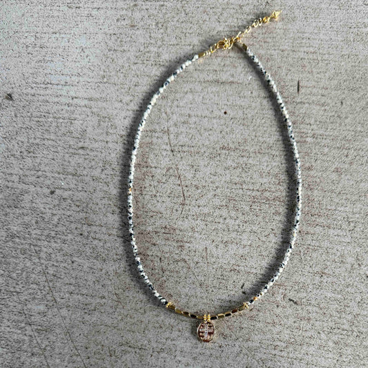 Collier Mantra précieux jaspe dalmatien pendentif rond croix - Le Monde est Stone