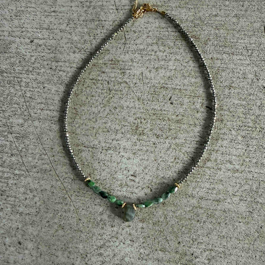 Collier Mantra précieux pyrite, perles ovales diopside, goutte labradorite - Le Monde est Stone