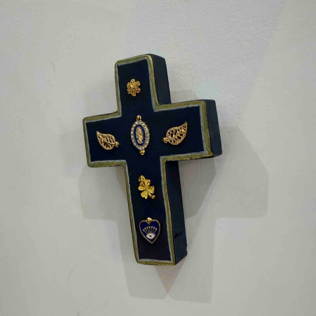 Petite croix en bois Garance x Virgile - Bleu