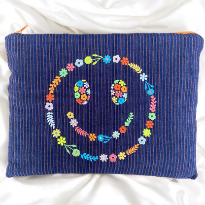 Alba smiley pouch