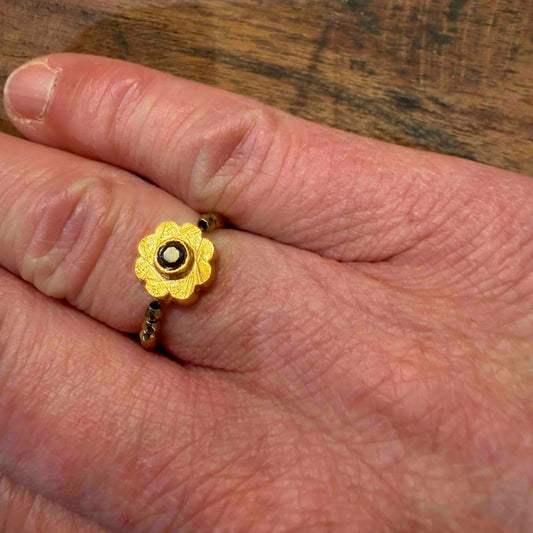 Mini-flower ring - The World is Stone
