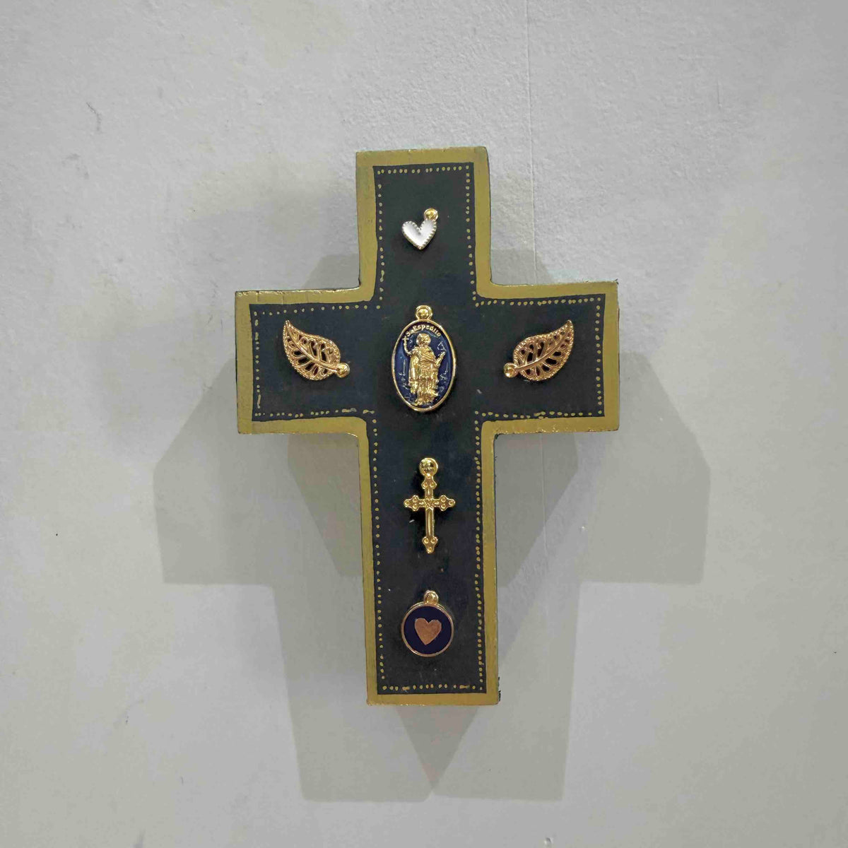 Grande croix en bois Garance x Virgile - Charbon