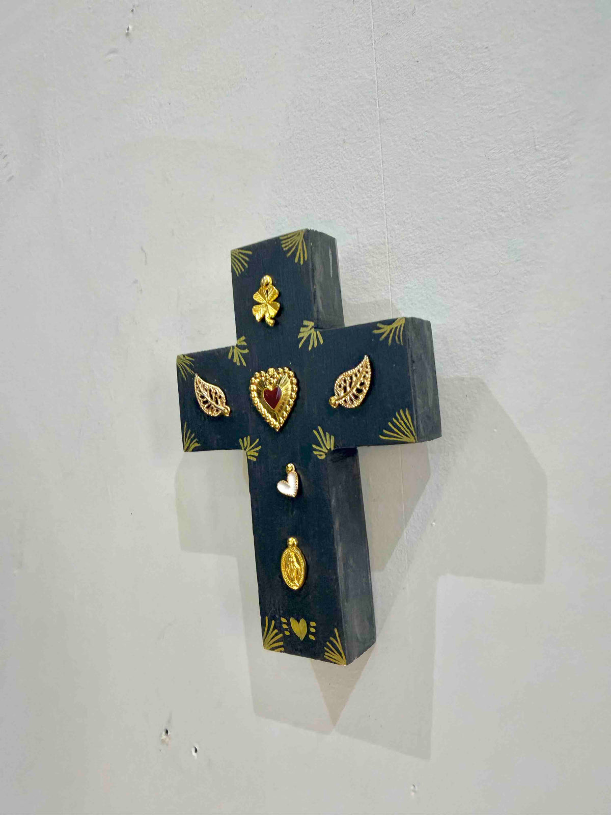 Grande croix en bois Garance x Virgile - Charbon 2