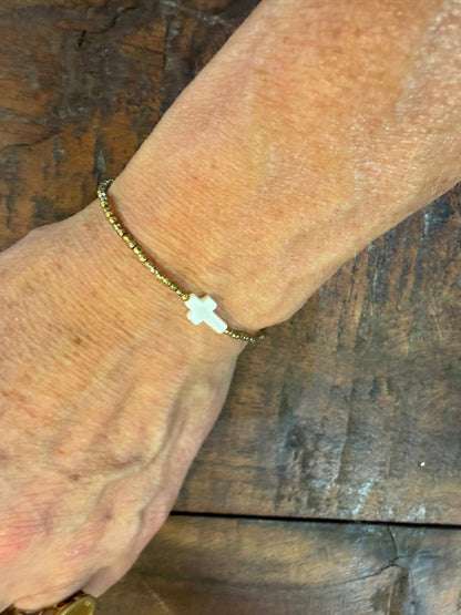 Bracelet doré croix
