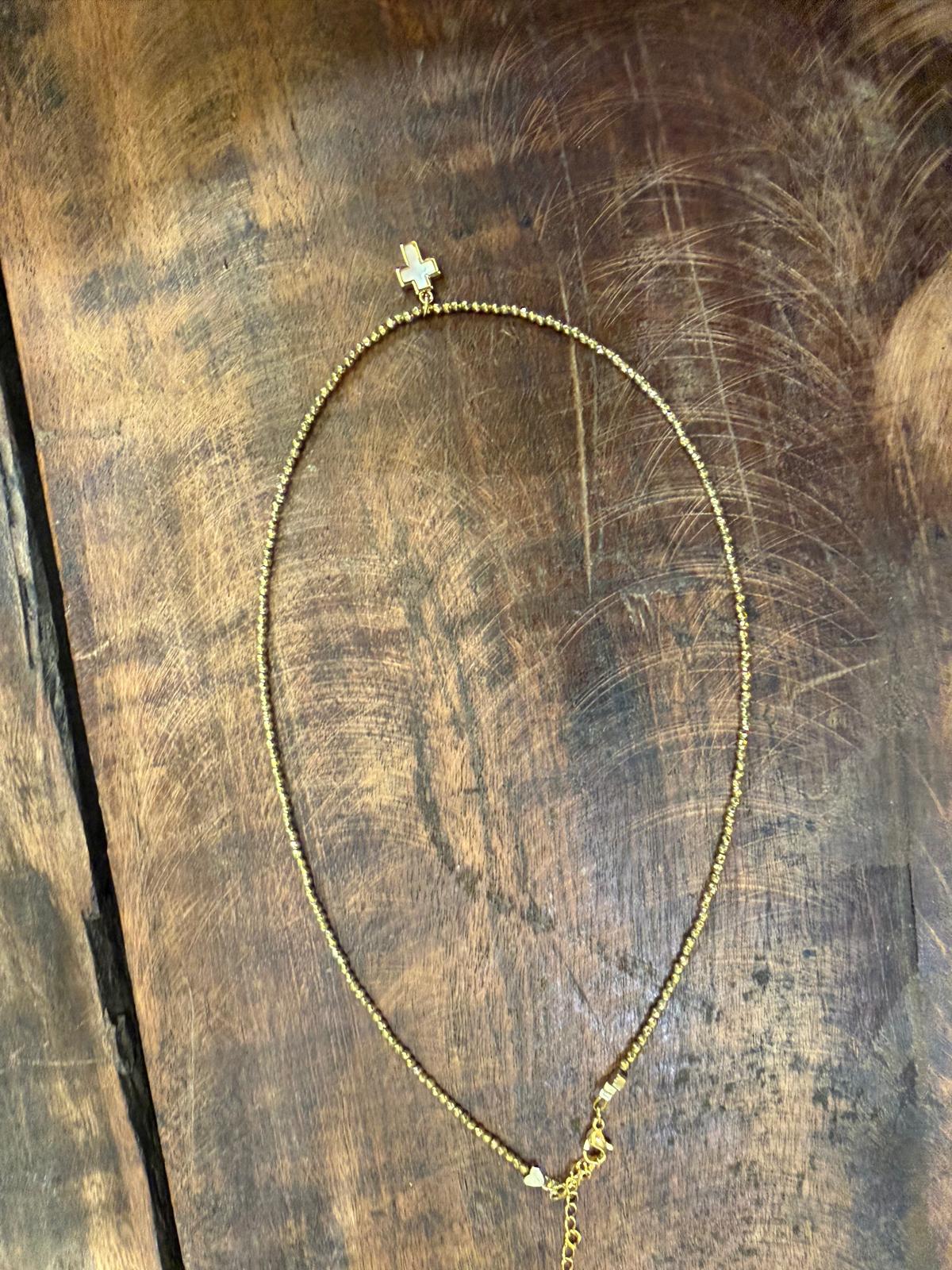 Collier amulette croix nacre