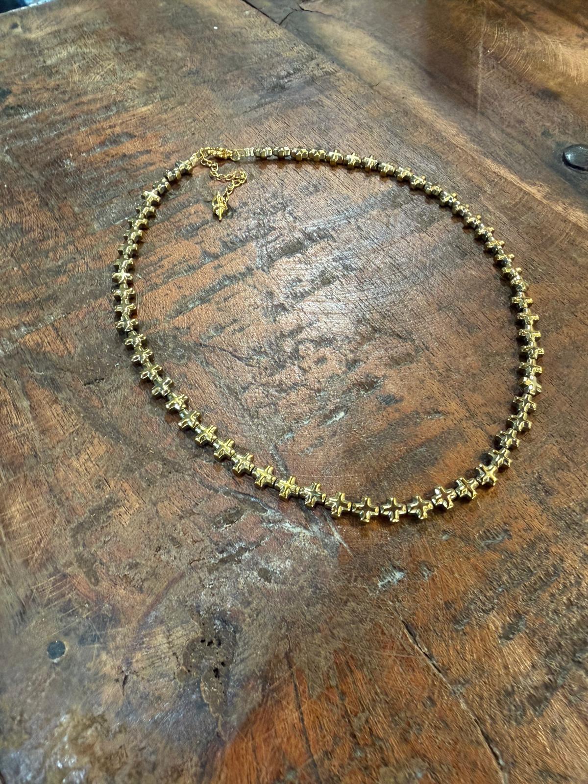 Collier doré chaîne croix