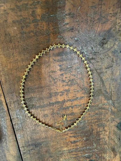 Collier doré chaîne croix