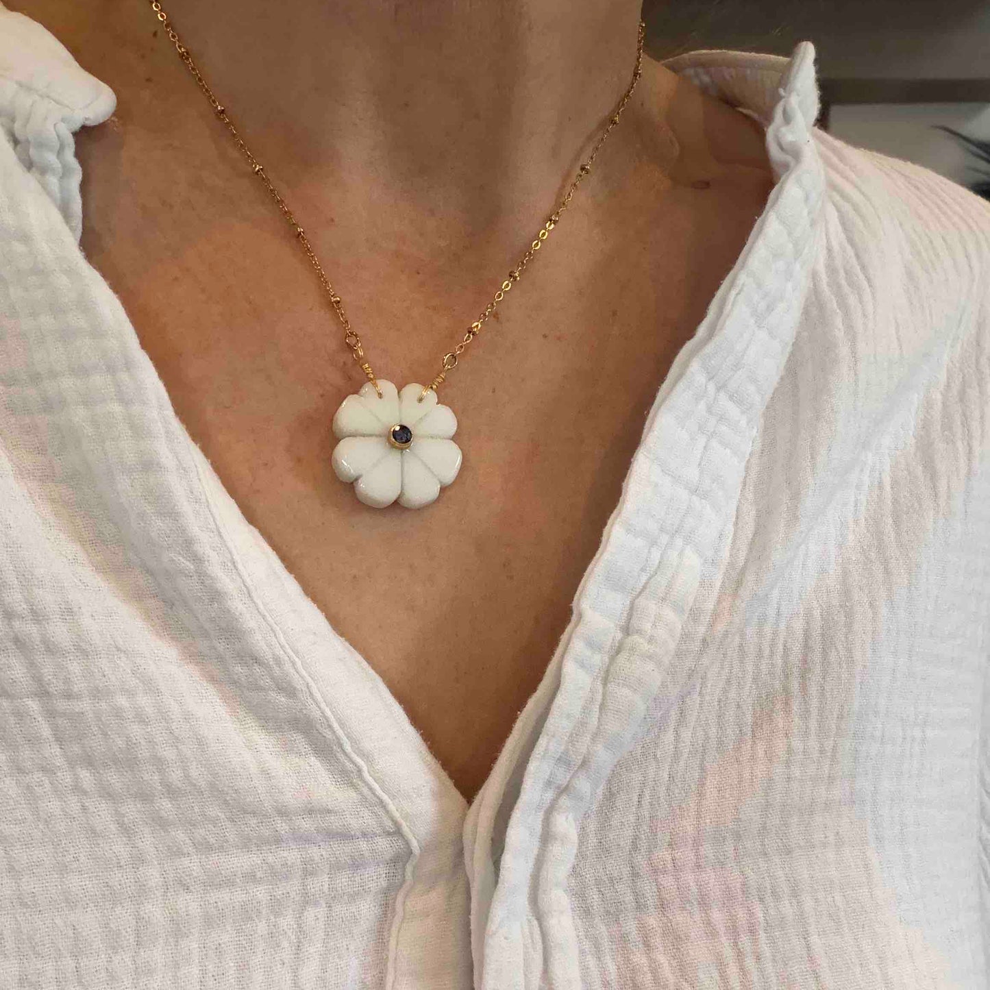 Flower mother-of-pearl necklace - The World is Stone