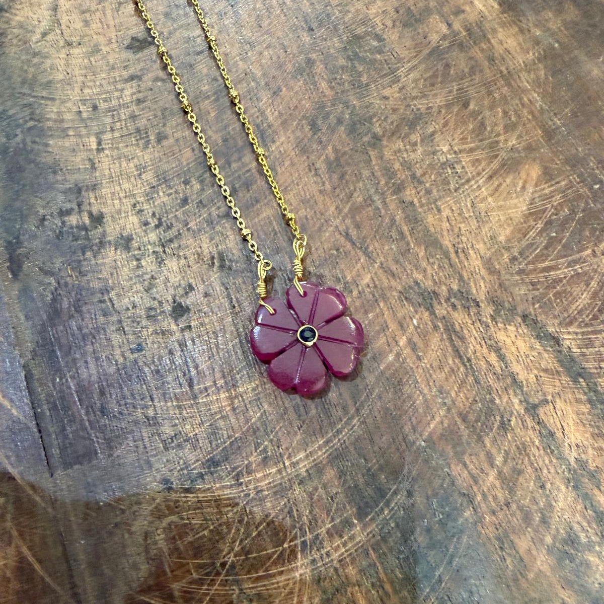 Collier Flower Rubis indien - Le Monde est Stone