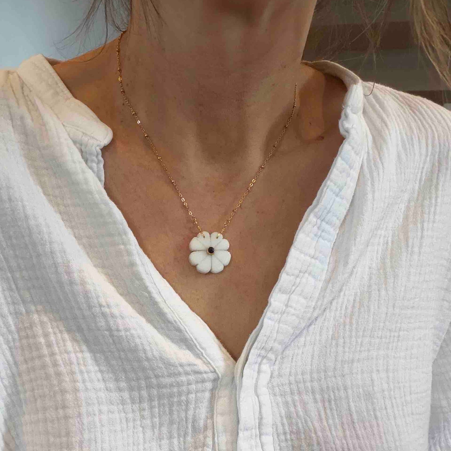 Flower mother-of-pearl necklace - The World is Stone