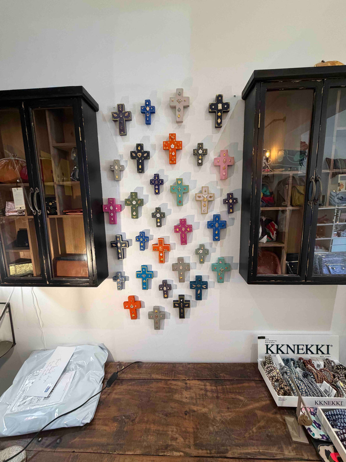 Petite croix en bois Garance x Virgile - Gris