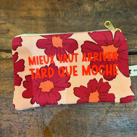 Pochette slogan "Mieux vaut arriver tard que moche" n°1