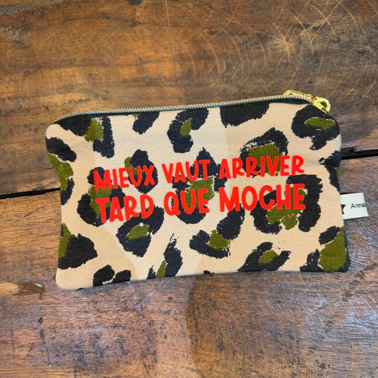 Pochette slogan "Mieux vaut arriver tard que moche" n°11