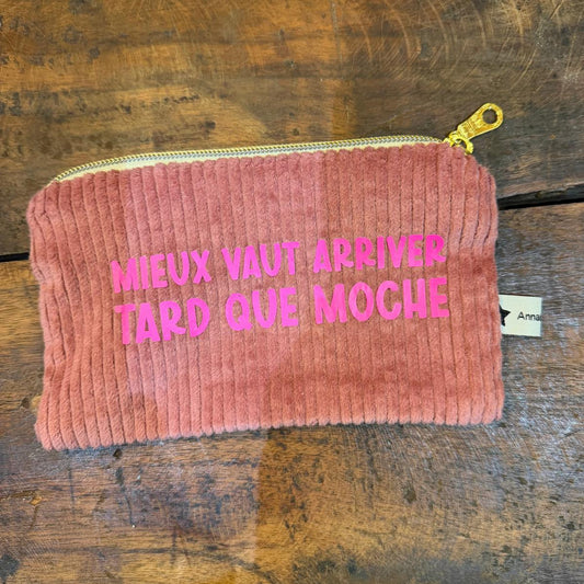 Pochette slogan "Mieux vaut arriver tard que moche" n°14