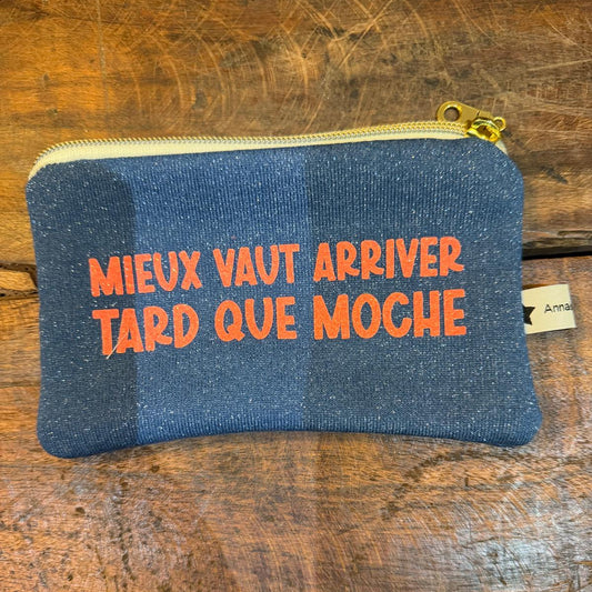 Pochette slogan "Mieux vaut arriver tard que moche" n°18