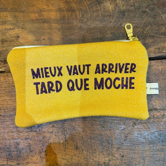 Pochette slogan "Mieux vaut arriver tard que moche" n°19