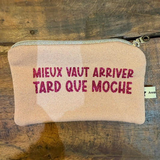 Pochette slogan "Mieux vaut arriver tard que moche" n°2