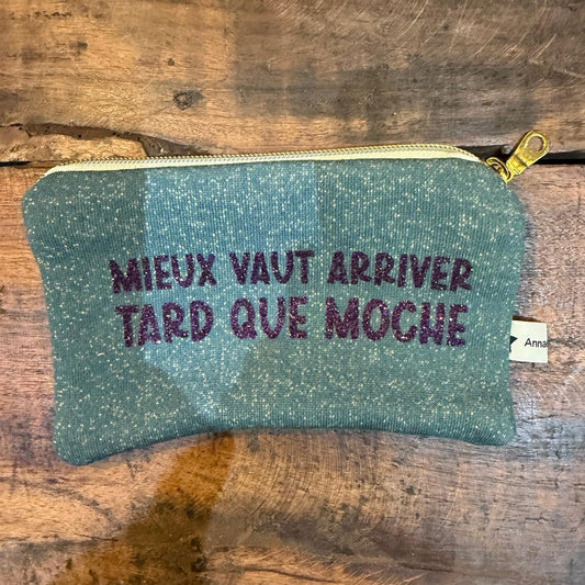 Pochette slogan "Mieux vaut arriver tard que moche" n°4