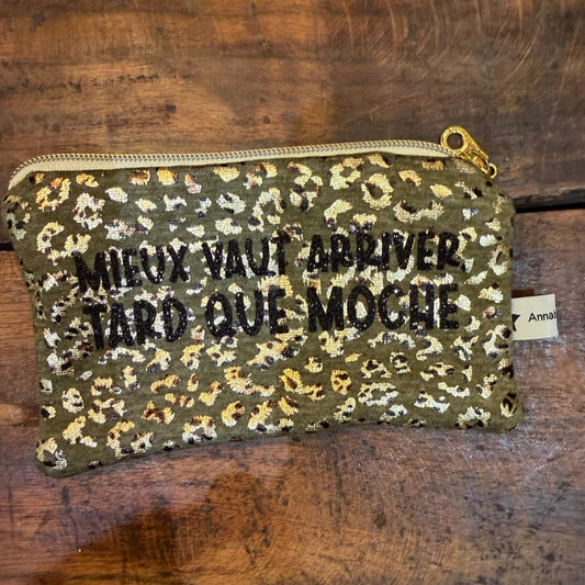 Pochette slogan "Mieux vaut arriver tard que moche" n°5