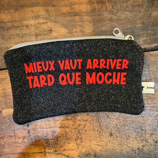 Pochette slogan "Mieux vaut arriver tard que moche" n°7