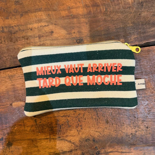 Pochette slogan "Mieux vaut arriver tard que moche" n°9
