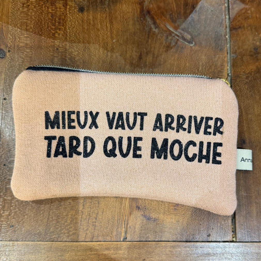 Pochette Mieux vaut arriver tard que moche  n°13