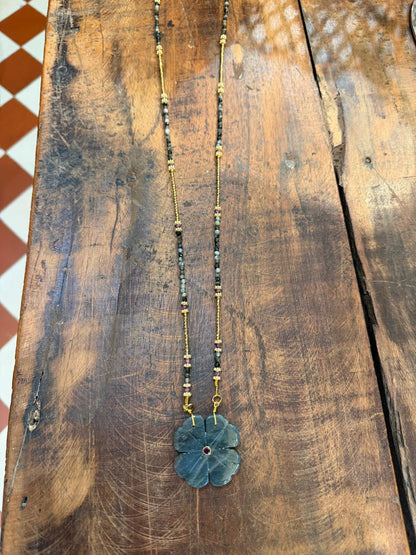 Sautoir Flower XL labradorite, onyx et rubis indien