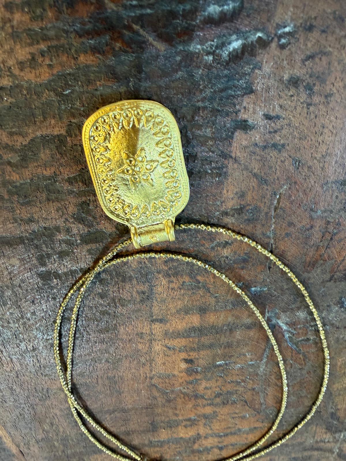 Sautoir plaque dorée