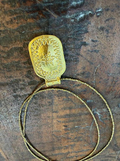 Sautoir plaque dorée