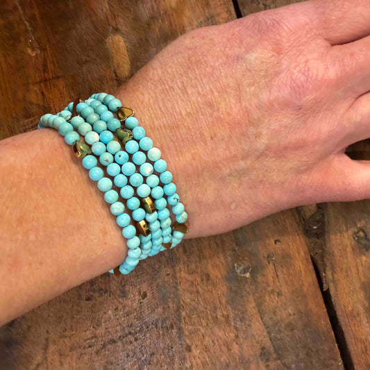 Sautoir bracelet Zoé bleu pâle avec coeurs - Le Monde est Stone